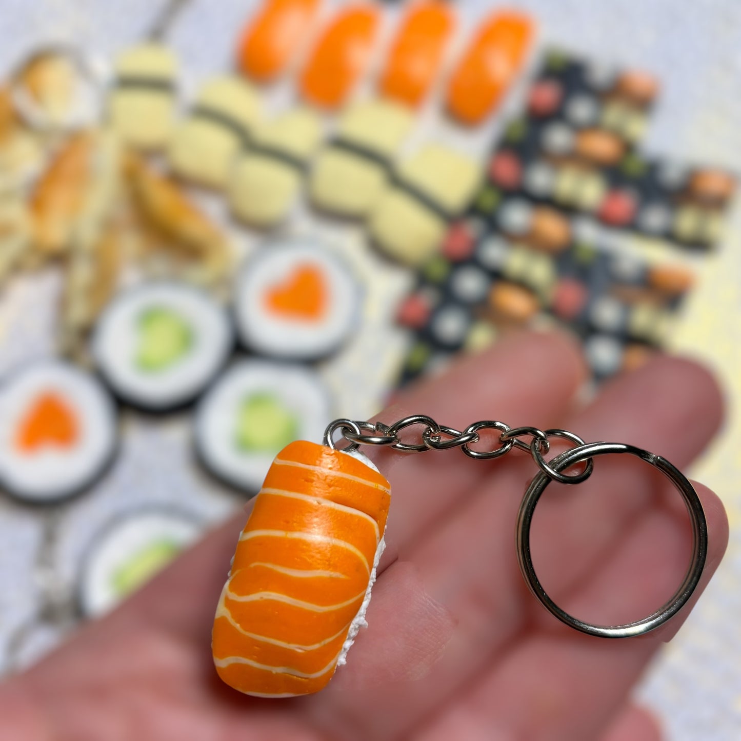 Sleutelhanger - sushi zalm nigiri - Handgemaakt - Klei