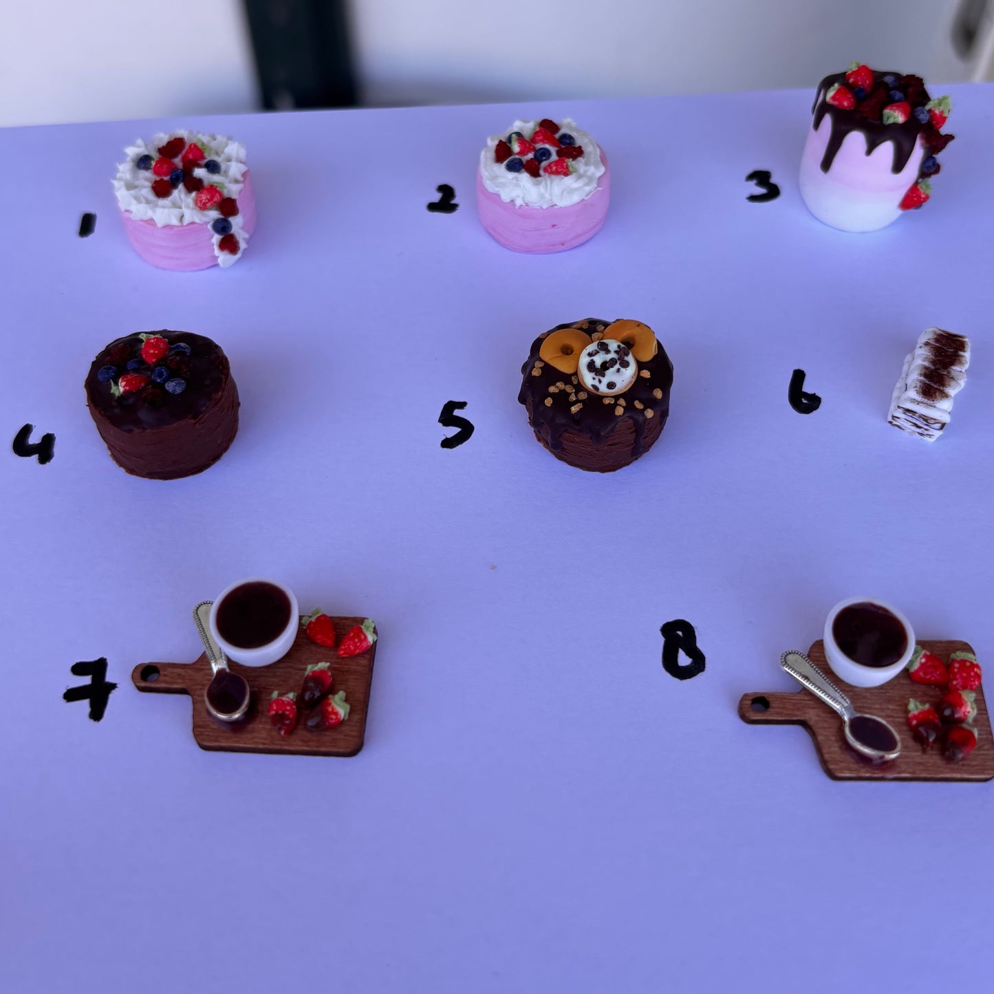1:12 Zoetigheid - Taarten - Vienetta - Plankje met chocolade aardbeien