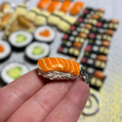 Sleutelhanger - sushi zalm nigiri - Handgemaakt - Klei