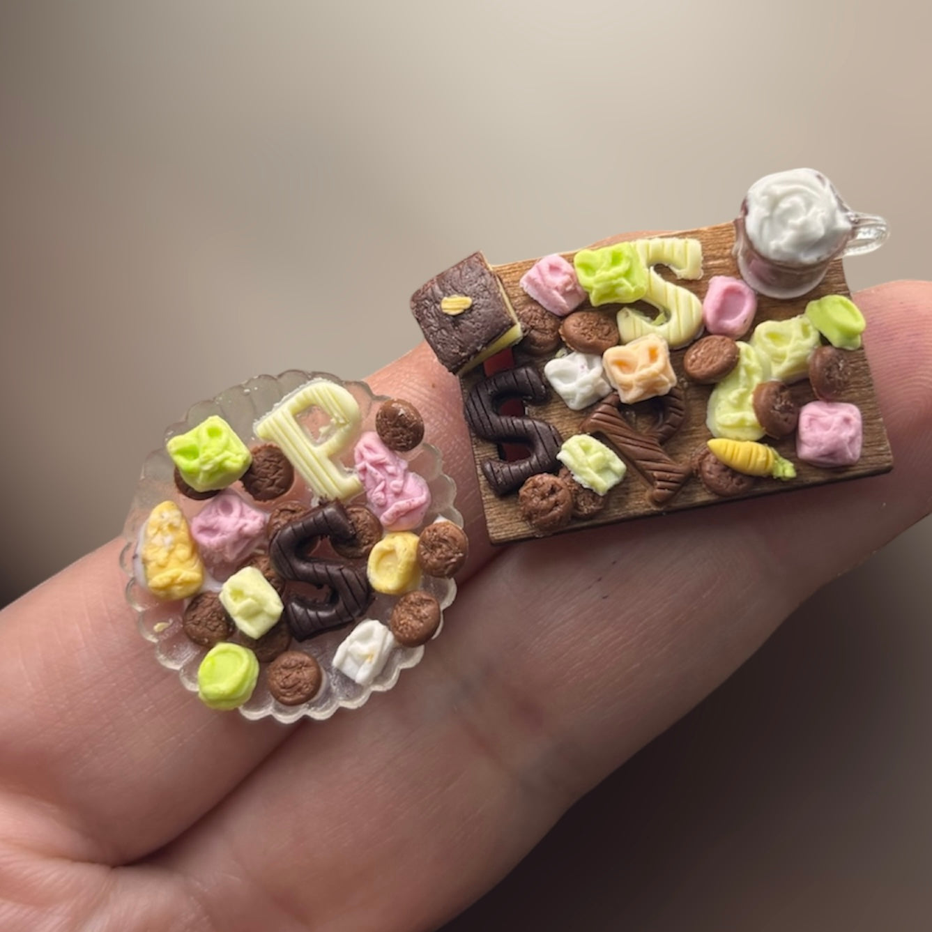 1:12 Schaal / bord met strooigoed en chocolade letters - Handgemaakt - Poppenhuis