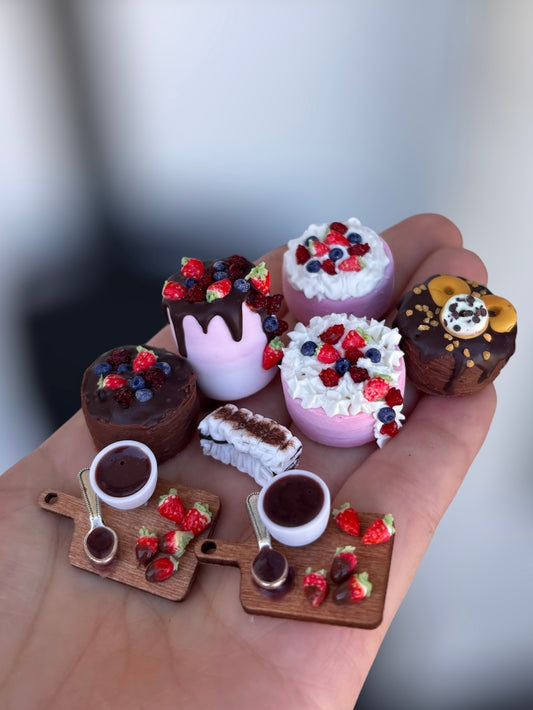 1:12 Zoetigheid - Taarten - Vienetta - Plankje met chocolade aardbeien